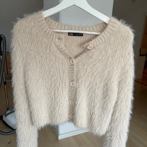 Beig kofta  - Säljer denna fina lurviga kofta från zara, strl S, använd 1 gång💘
