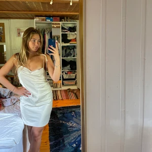 Silkesklänning - Fin krämvit Silkesklänning från zara home! Egentligen ett nattlinne men jag använder som klänning! Justerbara band som gör att man kn justera längd och knyta lite hur som😍 storlek M men passar även en S! Skriv för frågor eller bilder🥰