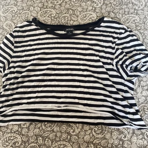 Topp - En fin randig topp! Jag jag vuxit ur den och tänkte sälja den! Den har inga fläckar eller hål!