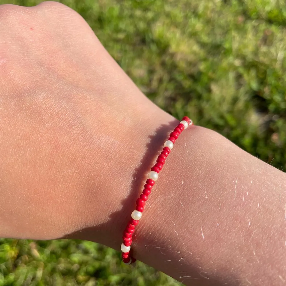 Rosie bracelet är gjord av elastisk tråd. Med limmad knut för längre hållbarhet.. Accessoarer.
