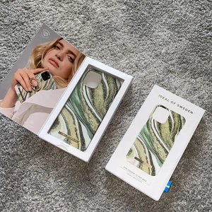 2 st likadana skal - Ideal of Sweden skal till iPhone 12 PRO Max! Ena är helt oöppnat och ena är testat.  Riktigt fint mönster🍀  Säljes 1 och 1 för 150 eller båda för 200