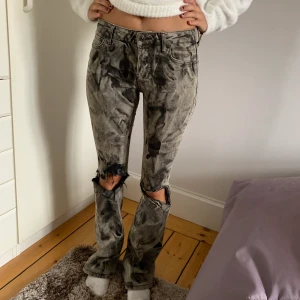 Lågmidjade jeans i mönster - Från zara storlek 38, jag är 172 cm