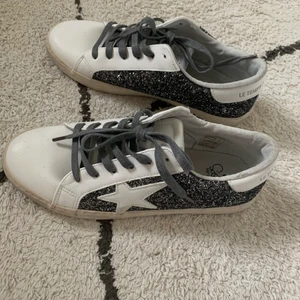 Les temps des cerises skor! - Säljer dessa oanvända skor som är hur snygga som helst men tyvärr aldirg kommit till användning💓de är alltså helt nya! Modellen är lite som golden goose alltså att sulan ska vara lite ”smutsig” men de är inte använda utan det är bara en snygg detalj⭐️