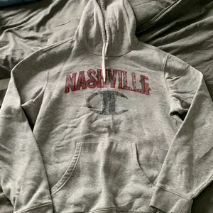 Champion hoodie i storkel M, i färgen grå och med slitet tryck. Du betalar för frakten😁