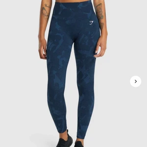 Gymshark tights - Säljer mina blåa ”adapt camo seamless leggings” från gymshark då de inte kommer till så stor användning längre, använda men fortfarande i jättebra skick🫶🏼🫶🏼 squatproof dessutom🤝