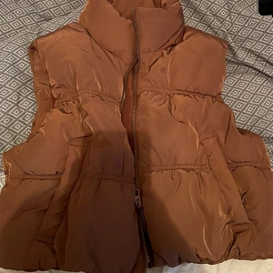 Brun väst storlek S - Säljer denna super fina korta västen eftersom att jag endast använt den 1 gång. Den är k ny skick. 