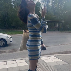 Stickad klänning  - Säljer denna populära stickade klänningen då den knappt kommer till användning, storlek M men passar S, frakt tillkommer. Man kan skita i budgivningen och köpa direkt genom att kontakta mig för vill få såld snabbt