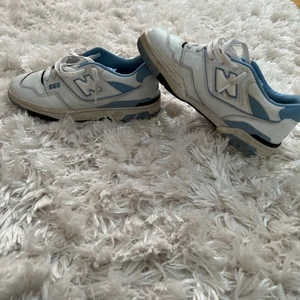 New Balance 550 - Ett par new balance 550 i väldigt fint skick. Inga skador eller repor. Ända som syns på bild är lite smuts som går bort med trasa och vatten. Nypris: 3199kr  Storlek: 44 Köpta från merch sweden 