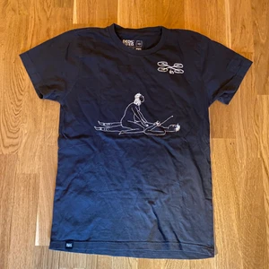 Love Drone T-shirt Från Dedicated (XS) - Love Drone T-shirt Från Dedicated, Storlek XS. Fint Skick!