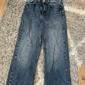 Zara jeans mörkblå  - Hej! Jag säljer ett par snygga jeans från zara eftersom de är lite för små för mig. Har bara använt de 2/3 gånger eftersom de redan från början var lite tajta. Hoppas därför någon annan får användning av de! De är i storlek 38 men känns mer som 36.