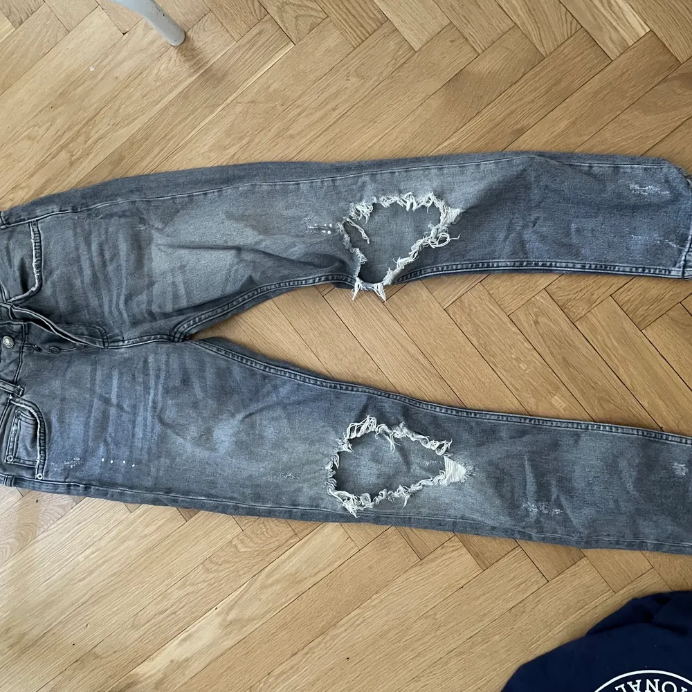Fräscha byxor från Zara woman. Kommer inte till användning längre! 💜💕. Jeans & Byxor.