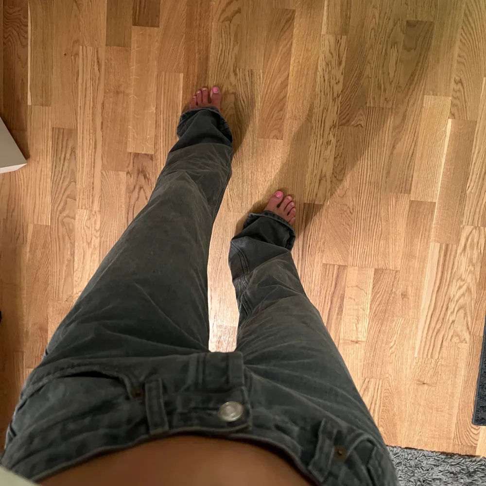 säljer mina eftertraktade lågmidjade grå jeans från zara i storlek 36. men skulle säga att de passar från 34-38. Jag är 159 och lite långa på mig och sitter lite oversized i midjan. Jeans & Byxor.