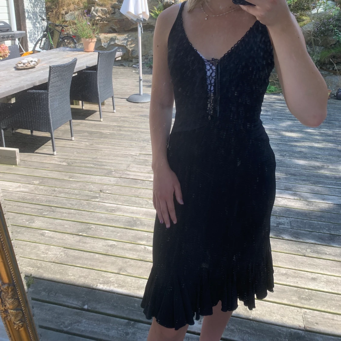 Snygg tajt svart klänning - 90