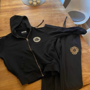 Versace dress  - Väldigt fint skick, finns i Sundsvall. Storlek L på trojkan och M på byxorna 