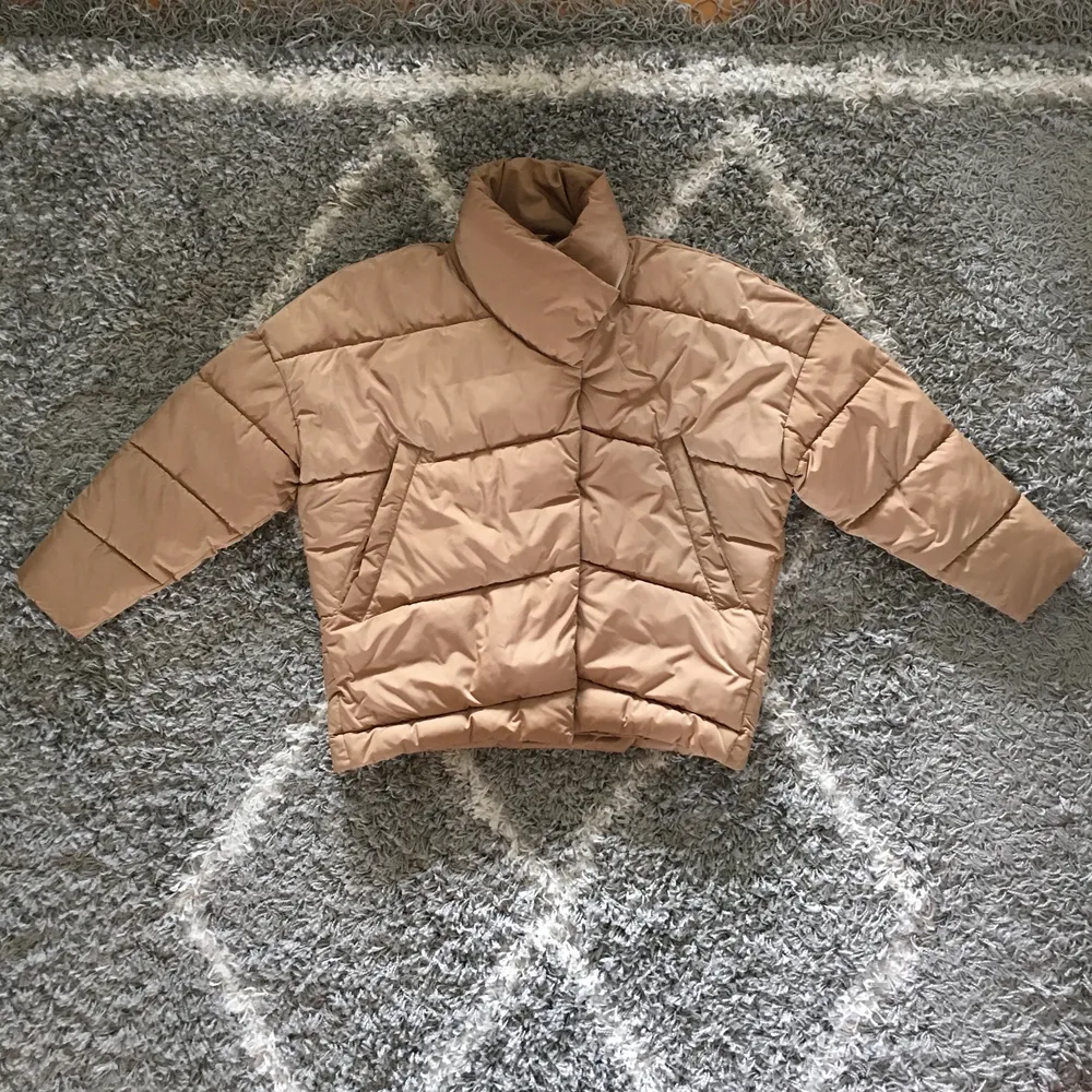  färg: beige 💘  Jag köpte den för 899 kr 💌 The jacket is really light and keeps me very warm in fall and winter ❄️  The size is xs, but it’s kind of oversized fit 🧸. Jackor.