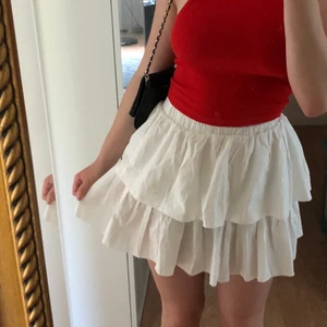 Vit kjol - Funderar på att sälja den här super fina kjolen då den inte kommit till mycket användning, vet ej vart den är ifrån då lappen lossnat, luftigt material❤️
