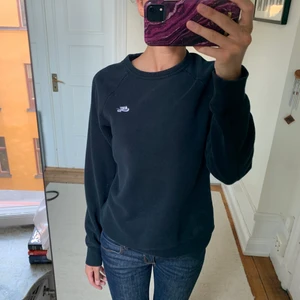 Nike sweatshirt - Sweatshirt från nike. Ett minihål finns vid armen.
