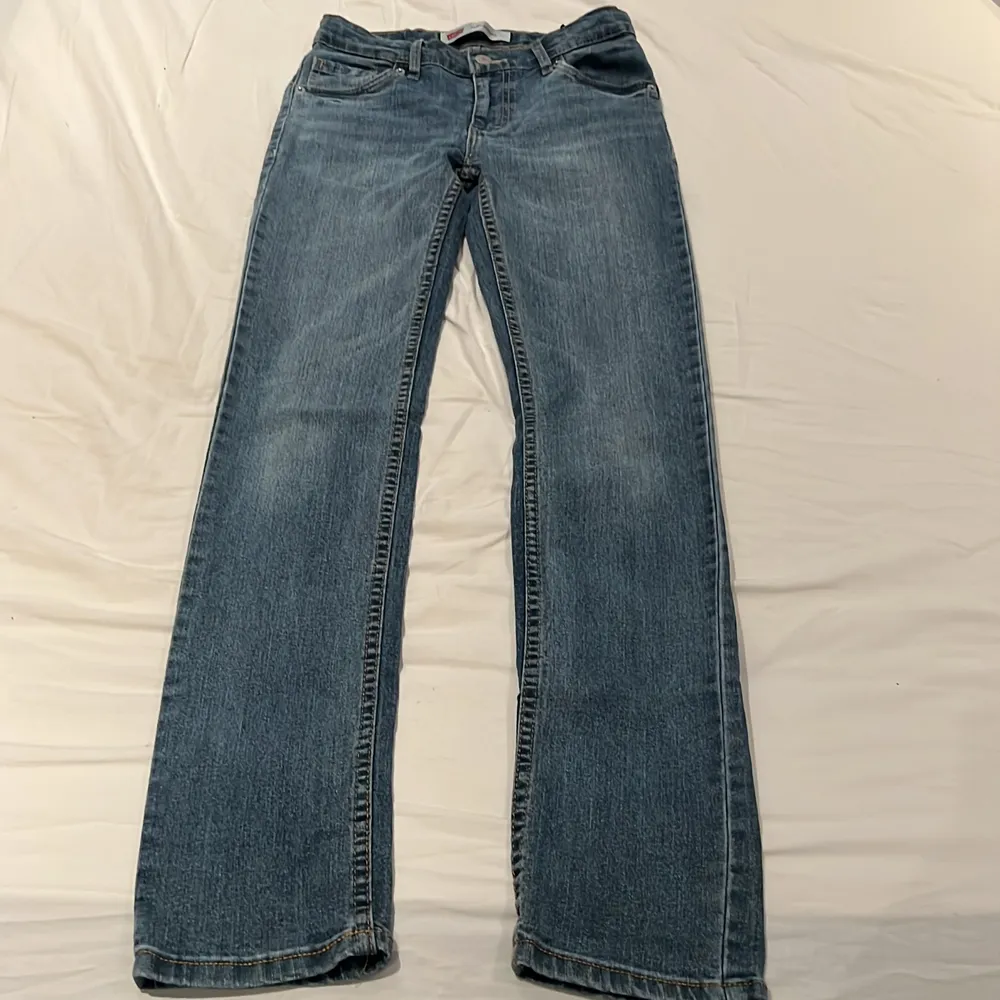 Säljer ett par Levis jeans som är näst intill aldrig använda  Ny pris: 1099kr. Jeans & Byxor.
