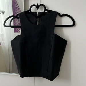SheIn | Crop top - Svart, stretchig crop top med dragkedja i ryggen. 