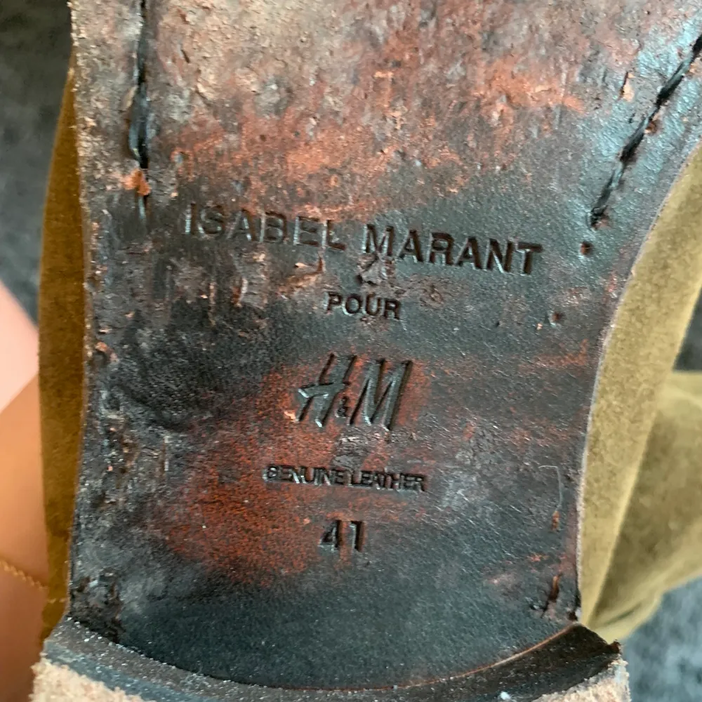 Ett par supersnygga isabel marantxH&M skor i storlek 41. Sparsamt använda. Original dustbag medföljer. En väldigt limiterad edition från isabel marantxH&M. 💞. Skor.