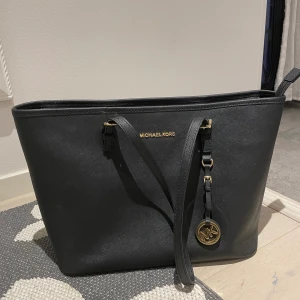 Michael kors väska  - Väldigt fint skick, original tygpåse medföljer