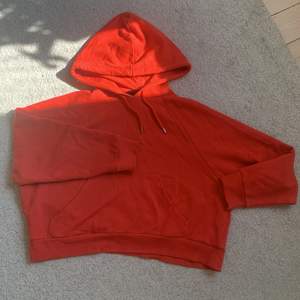 Säljer denna coola röda Hoodie från Monki. Den är knappt använd och är i ett bra skick!! ✨ 