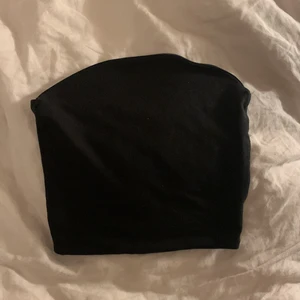 Bandeau topp - Bandeau topp från bikbok i storlek xs som är helt slutsåld på hemsidan, den är knappt använd och säljer då den är för liten💕💕150 inklusive frakt!!!!
