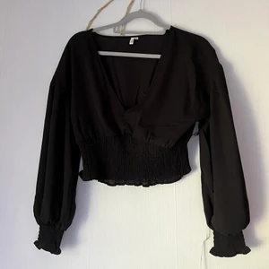 Blus från nelly - En croppad blus från Nelly med ”ballong ärmar” och ”rynkat” nedtill i st S/36. Aldrig använd (nyskick)💓 