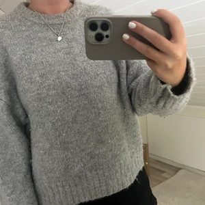 stickad tröja zara - superfin stickad tröja från zara, sparsamt använd!💓