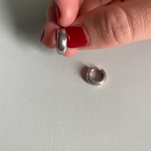 Massiva örhängen silver  - Tjocka och lite tyngre örhängen i silver 925 inköpta på Guldfynd för ca 800kr. Minns tyvärr inte märket! Silvret är av ett mörkare slag. Hör av dig vid frågor. 