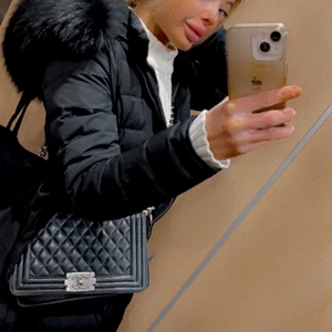 Lång Cedrico dam xxxs - Säljer min fina cedrico med stor äkta päls, använd 1 vinter!  Pälsen och jackan är ren och det enda som är att dragkedjan hoppat  lite längst ner men det går lätt att fixa hos en skräddare. Sitter fint på kroppen och den är väldigt väldigt varm.  950 kr