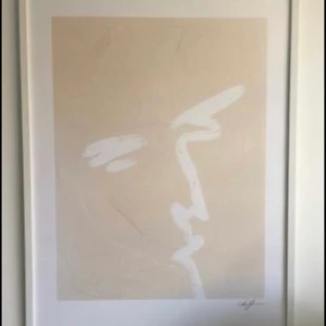 Abstrakt tavla/konst  - Konst/poster inköpt på Wall of art, konstnär Anna Johansson, namn på konst ”Beige”. Mått 50x70. Nypris 599kr. Tavelram ingår (ca 52x72cm). Inköpt på Lagerhaus för 250kr. Fint skick!  Hämtas i hjorthagen eller skickas mot en fraktkostnad.