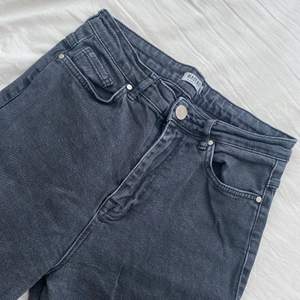 Svarta jeans ifrån madlady köpa i storlek 40 men blivit tvättade så mycket att det mera passar en 36!! Lite urtvättade så de är lite mer grå/svarta!🫶🏼Köpt för 500kr säljer för 150kr plus frakt!