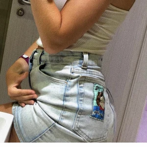 Vintage jeanskjol - Supersnygg jeanskjol i bra kvalite. Supercool detalj på bakfickan. Älskar denna så mycket men tyvärr har den blivit för liten för mig