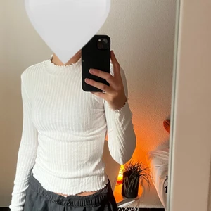 Långärmad topp - Från monki, sparsamt använd. Jätteskönt material. Pris går att diskutera och frakt står köparen för!