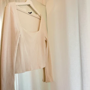 Ribbad tröja  - Ribbad tröja från Gina Tricot. Storlek XL men passar även storlek M/L. Frakt tillkommer