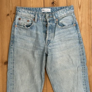 zara jeans  - säljer mina ljusblåa midrise jeans från zara då dem blivit försmå 