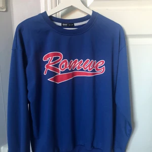 Blå Hoodie med tryck - Fin oanvänd blå hoodie med ett rött tryck på❤️