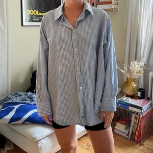 Oversized skjorta - En enkel liten skjorta från weekday! Lätt o härlig. Kanske behöver strykas om man är en sån! 