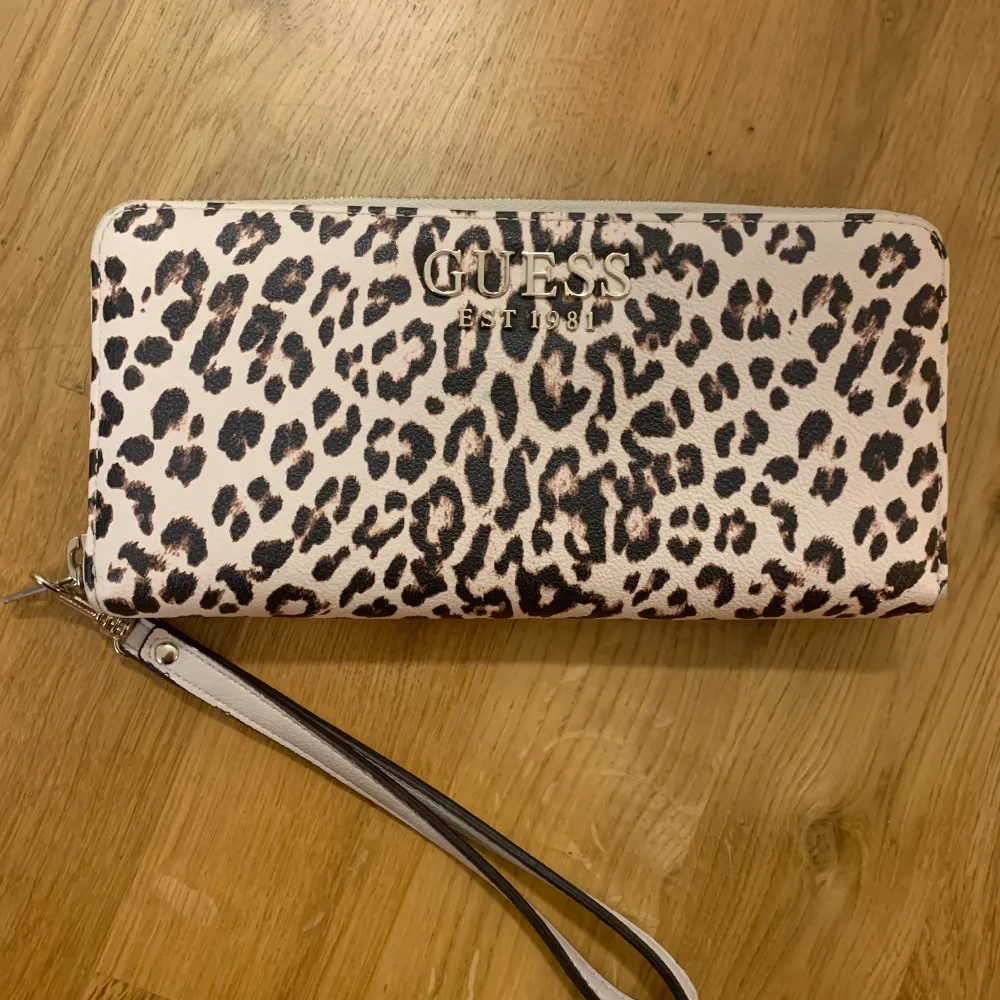 Guess leopard plånbok i mycket fint skick då den knappt har använts . Accessoarer.