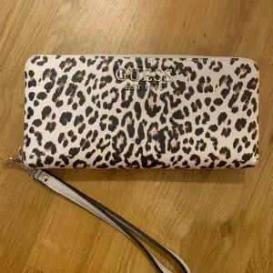 Guess leopard plånbok i mycket fint skick då den knappt har använts 