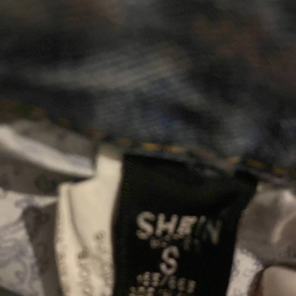 Blåa shorts från shein som är helt oanvända då dom va helt förstora.💗 det står att det är storlek s men som man ser på bilderna så är fom mycket större sä jag skulle säga m💓 (har ett par likadana i svart i storlek i 26). Shorts.