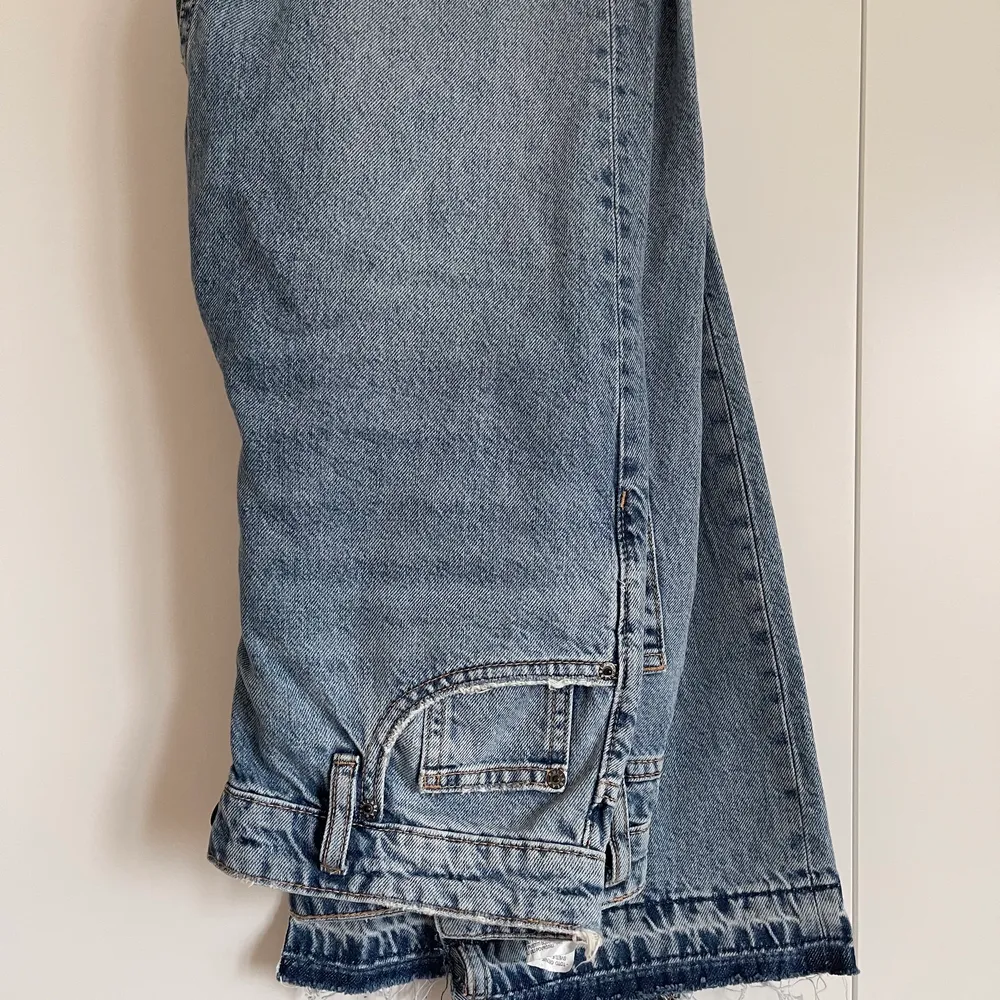 Säljer dessa sjukt snygga jeans från Pull and Bear! De är helt oanvända. Storlek 36. Sjukt snygga detaljer bal på byxorna och i benen. PM för fler bilder. Jeans & Byxor.