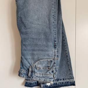 Säljer dessa sjukt snygga jeans från Pull and Bear! De är helt oanvända. Storlek 36. Sjukt snygga detaljer bal på byxorna och i benen. PM för fler bilder