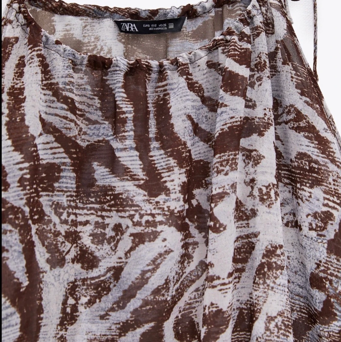 Zara topp mönstrad med cut out på axlarna sökes - 90