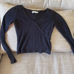 Långärmad tröja  - Tröja från Hollister storlek S. Lite croppad och smickrande modell. Använd endast ett fåtal gånger 💙