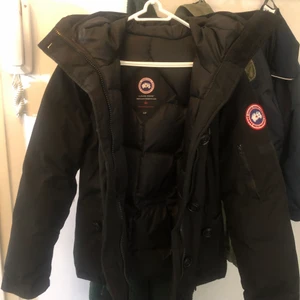 Canada goose jacka - Har använt den minst 10 ggr jätte bra skick. Storlek s men passar som xs