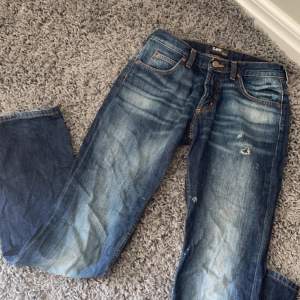 Säljer dessa lågmidjade Lee jeans då dom är för stora för mig och inte kommer till användning. Storlek W30/L34, säljer för 120+frakt💗