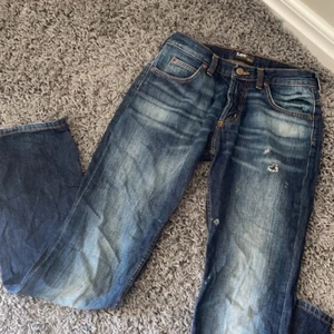 Lågmidjade lee jeans - Säljer dessa lågmidjade Lee jeans då dom är för stora för mig och inte kommer till användning. Storlek W30/L34, säljer för 120+frakt💗