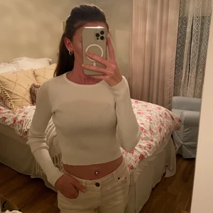 Topp Brandy Melville - Kort och söt liten topp från Brandy Melville. Jag har använt den ett fåtal gånger, storleken är i ”onesize” och jag skulle säga att den är som en XS, materialet är stretchigt! 🌸